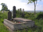 Így is megmenthető. 20. századi beton síremlékbe foglalt, korábbi sírkő és obeliszk
