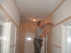 lambériázás a parókia folyósóján 2011 tavasz (38).jpg